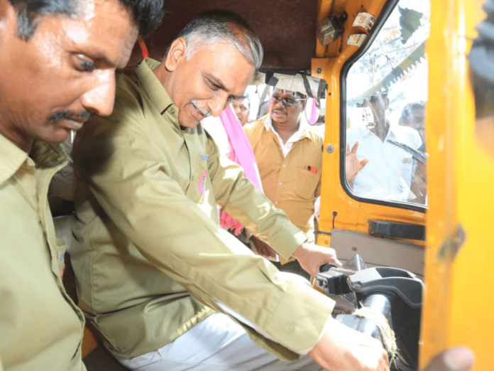 ఇంట్ర‌స్టింగ్‌: ఆటో డ్రైవ‌ర్ గా మారిన హ‌రీష్‌ రావు!